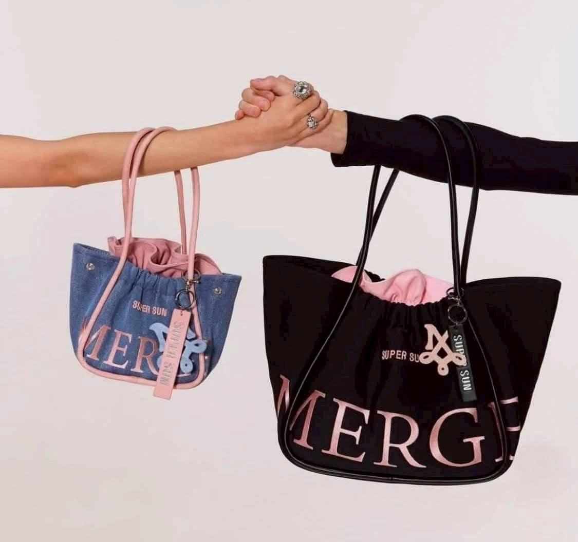 กระเป๋าสะพายข้างแบรนด์ฮิต สุดดัง