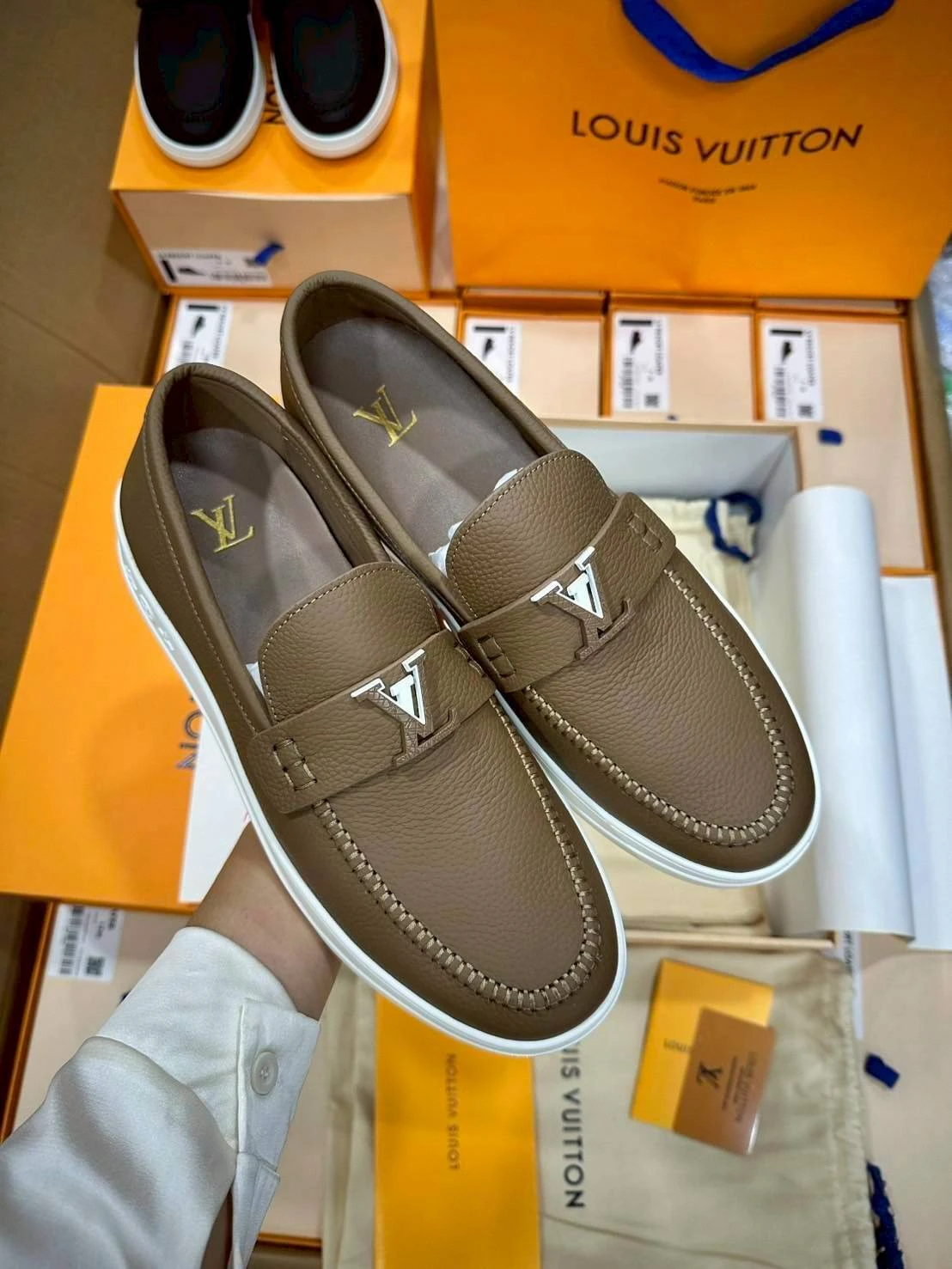 รองเท้าผ้าใบ Louis Vuitton สีน้ำตาล