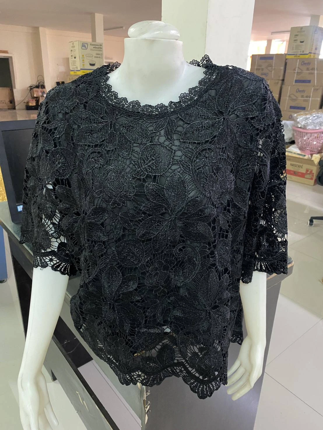 เสื้อลูกไม้คอกลมสีดำ  มีซับในอก 54-56