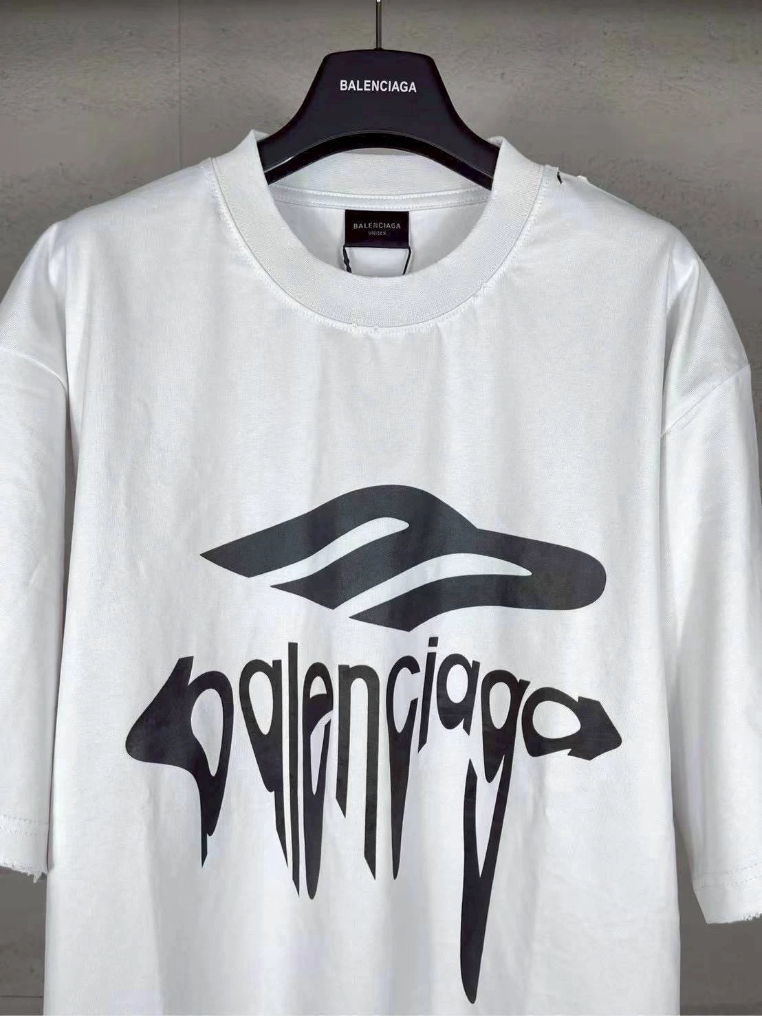 เสื้อสีขาวลายBALANCAGA