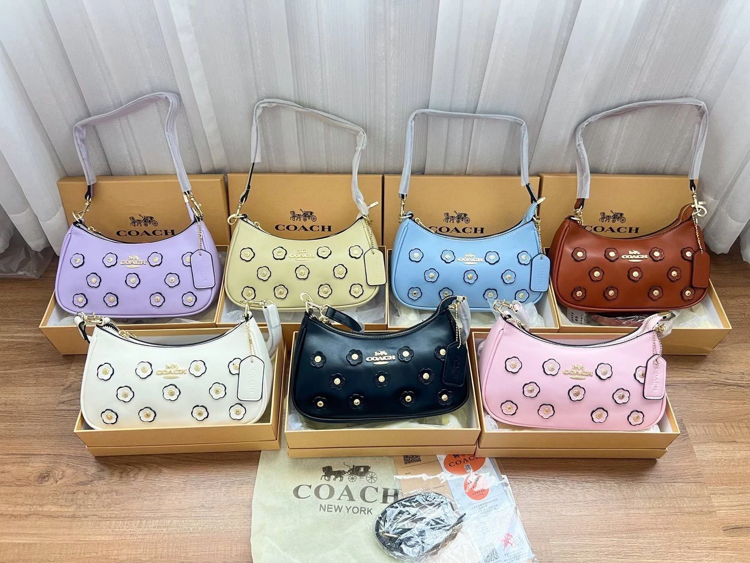 กระเป๋าถือCoach ปักดอกไม้ ขนาด 8 นิ้ว