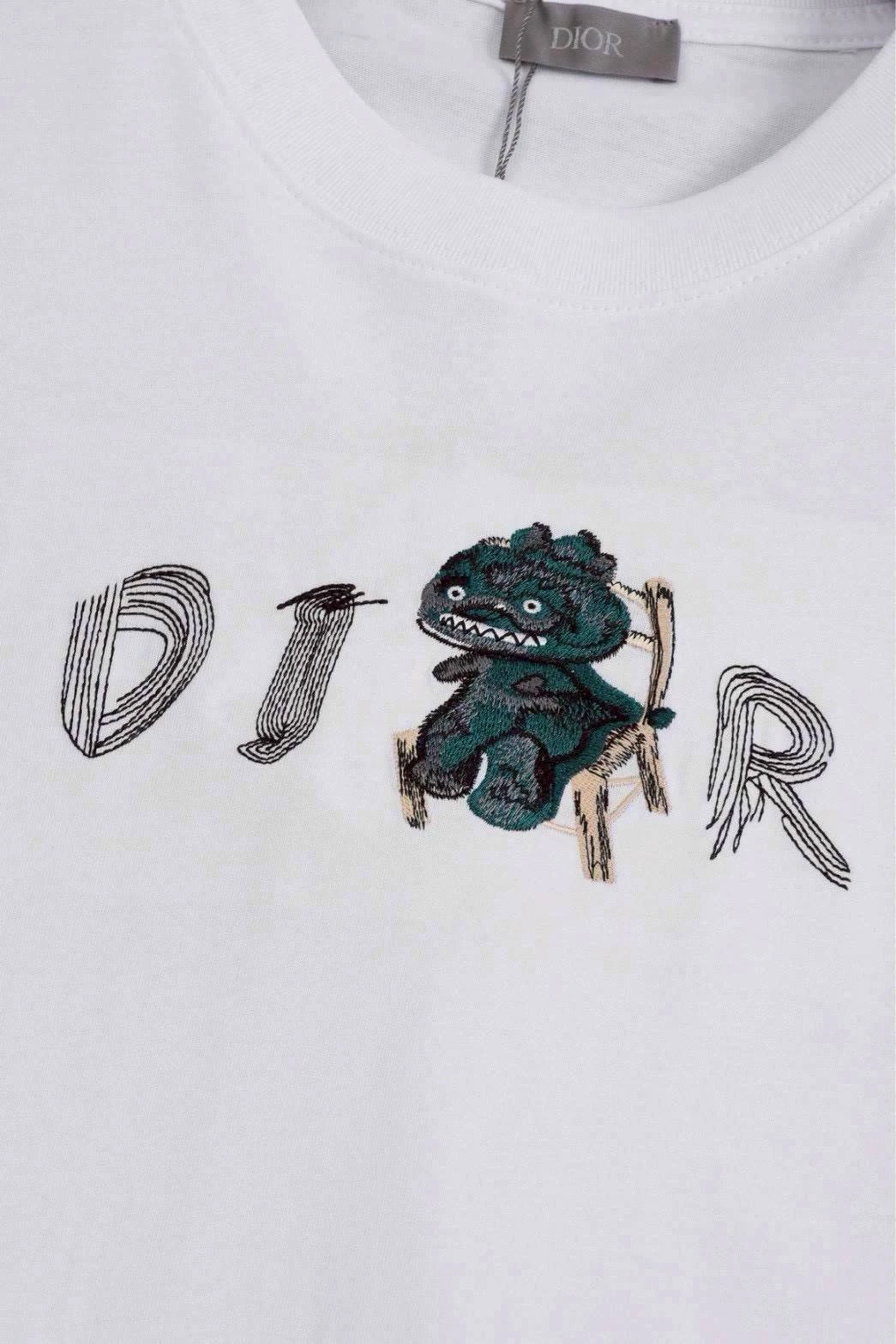 เสื้อสีขาวลาย DIOR