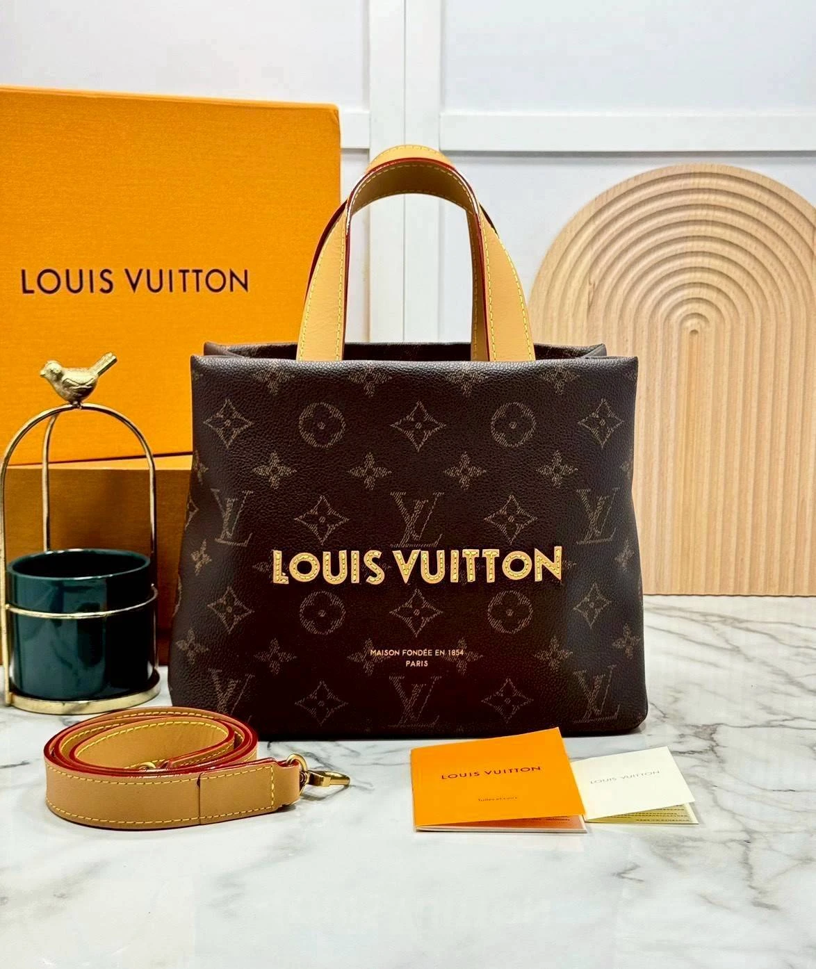กระเป๋าถือ Louis Vuitton สีน้ำตาลหนังแท้100%
