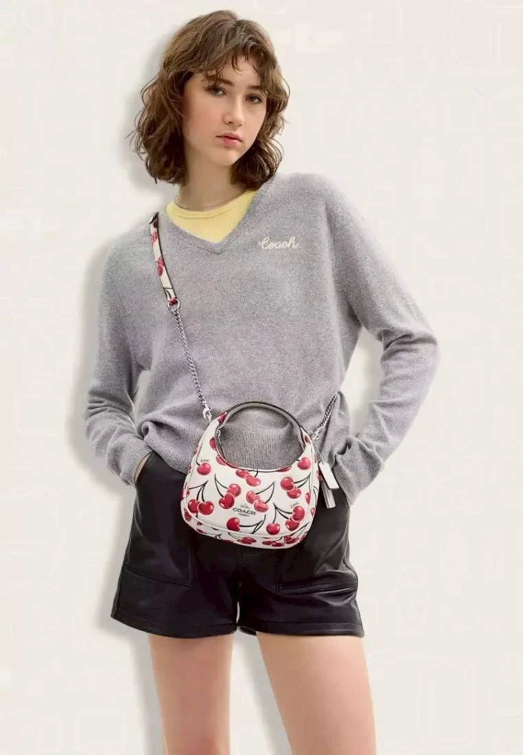 กระเป๋าถือ Coach ทรงบอดี้ ลายลูกเชอรี่