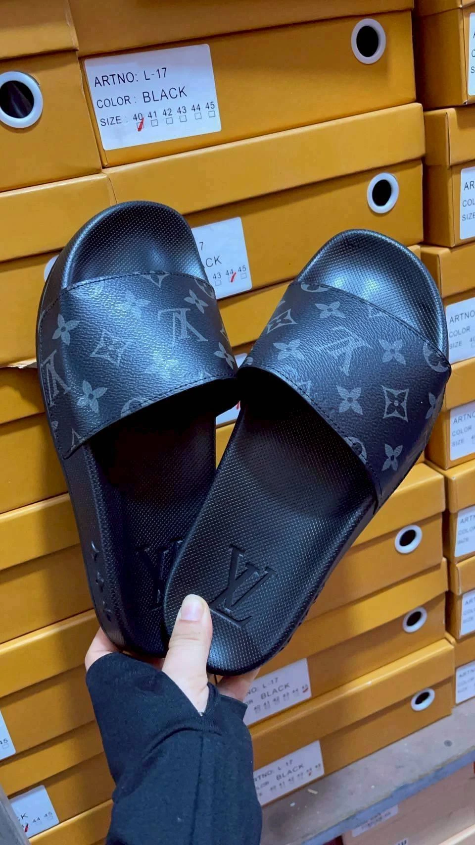 รองเท้าแตะ LV สีดำ