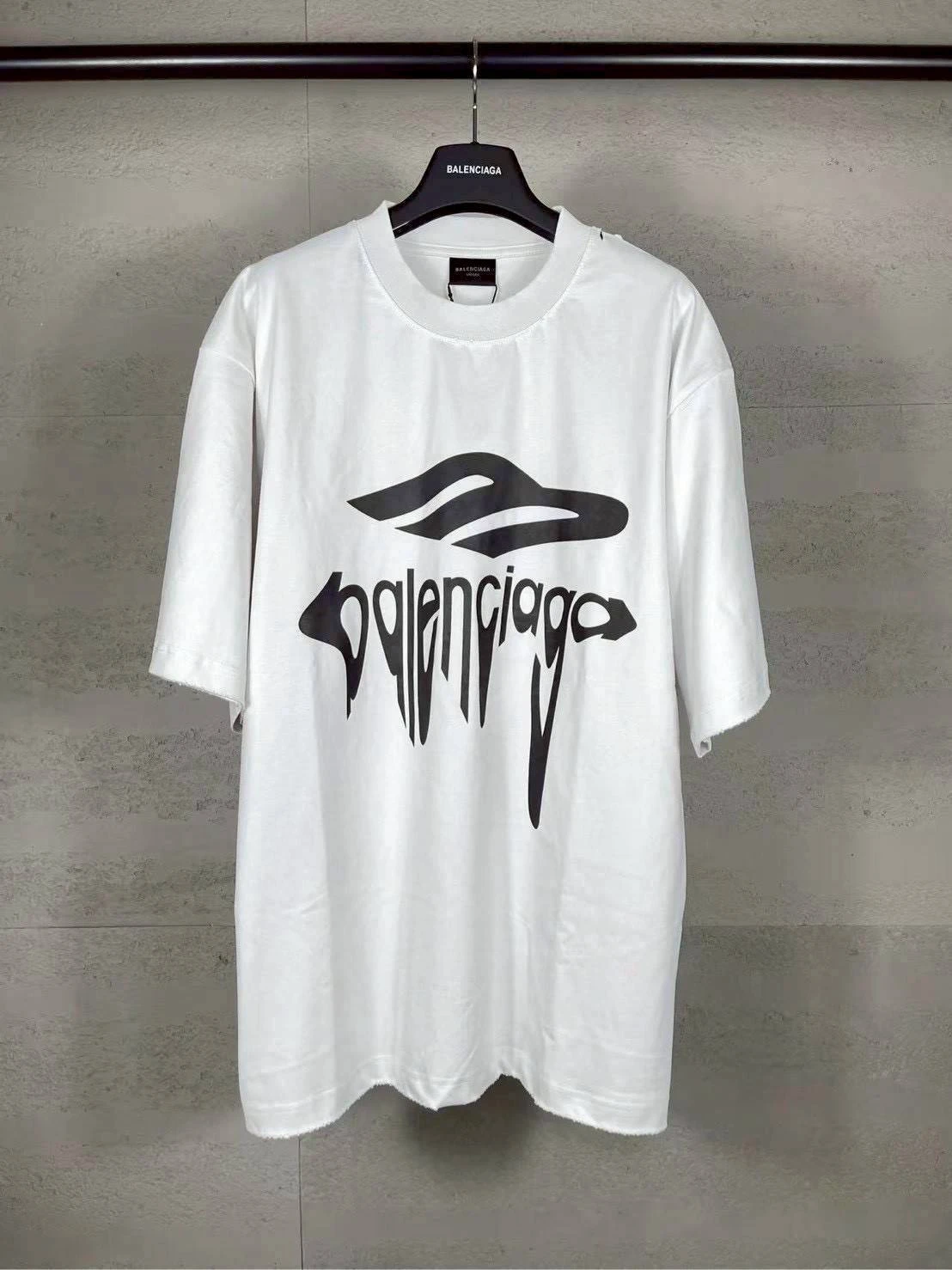 เสื้อสีขาวลายBALANCAGA