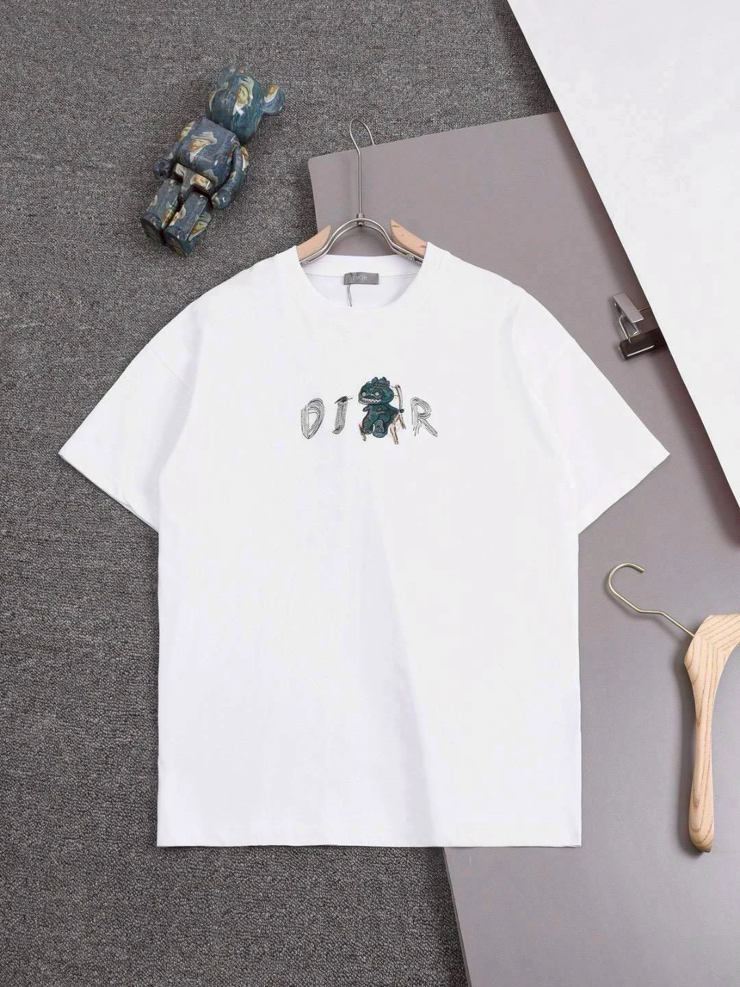 เสื้อสีขาวลาย DIOR