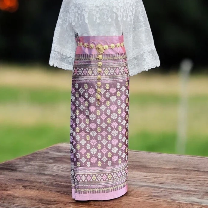 ผ้าไหมผสมฝ้าย ผ้าถุงตัดสำเร็จอัดกาวเอวสีม่วงอ่อน24-40นิ้ว ฟรีไซส์