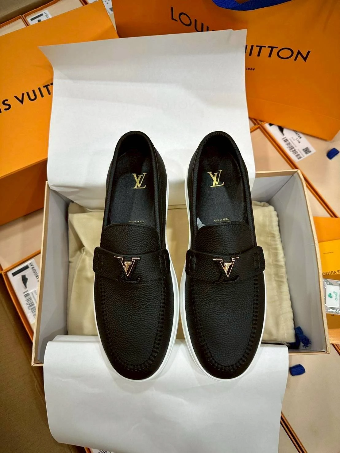 รองเท้าผ้าใบ Louis Vuitton สีดำ