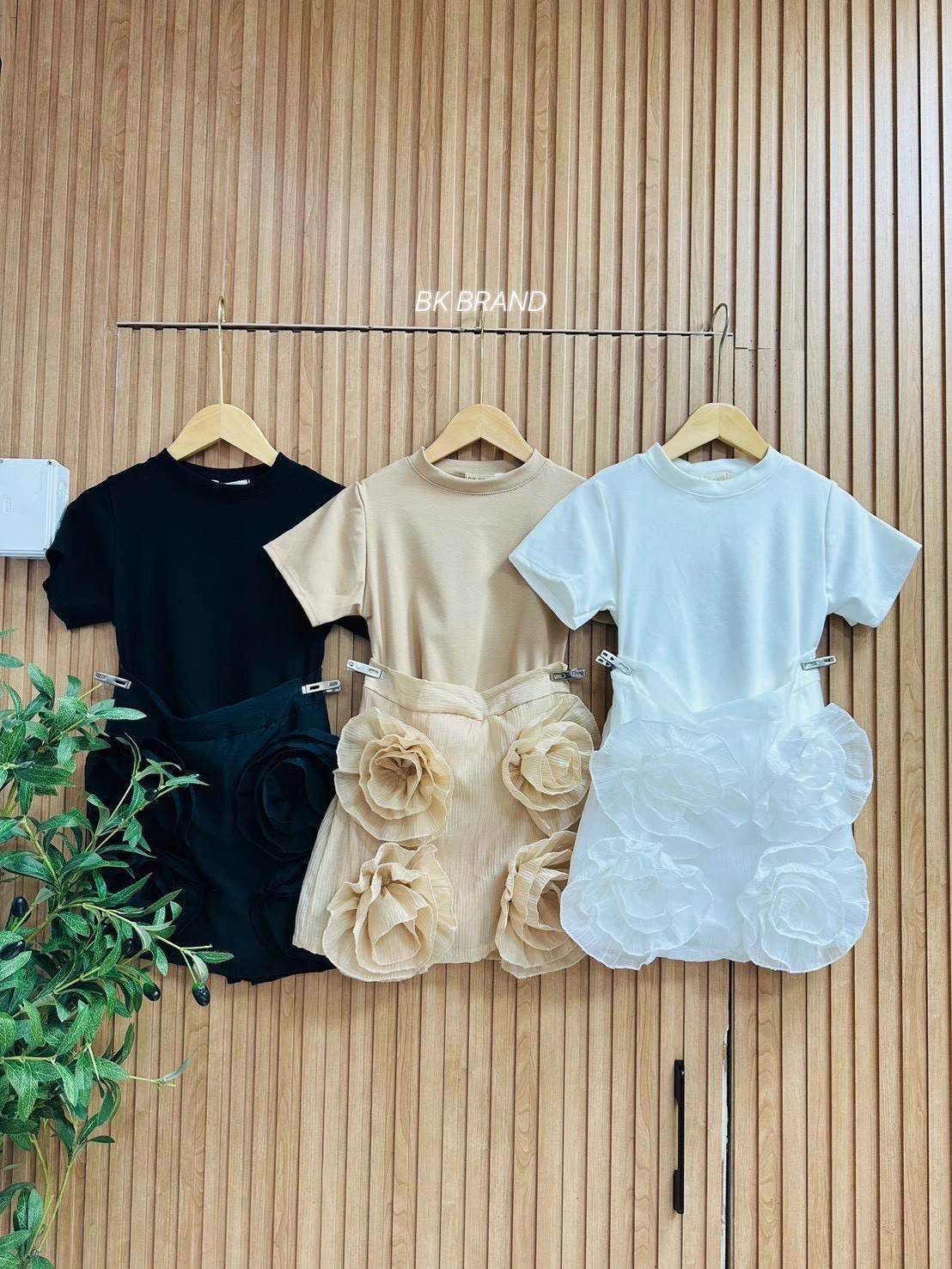 งานเซตคอกลมกระโปรงผ้าrossy แต่งดอกกุหลาบใหญ่ 4 ดอก มีซับในใส่ซิปข้าง อก 22-40