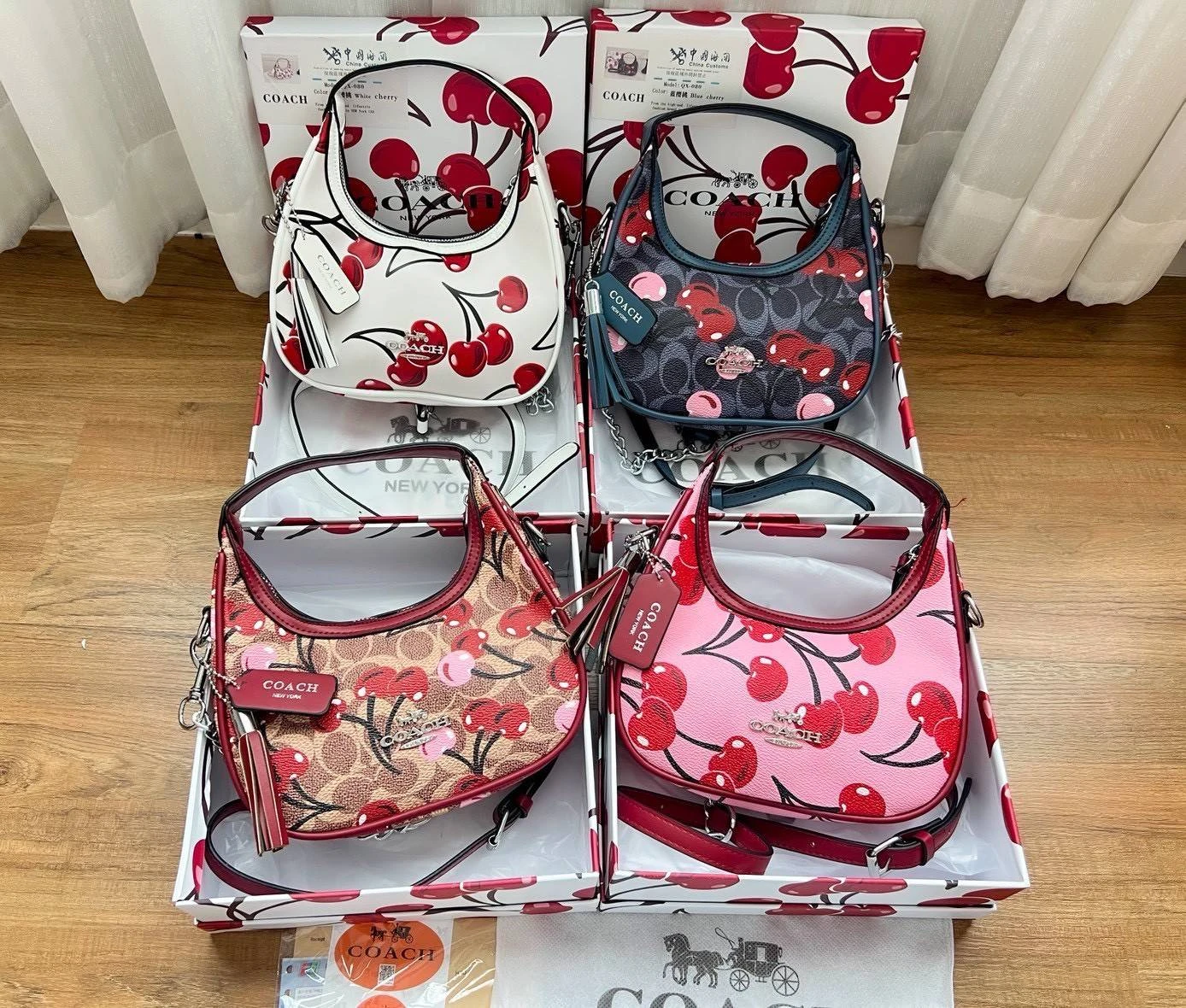 กระเป๋าถือ Coach ทรงบอดี้ ลายลูกเชอรี่