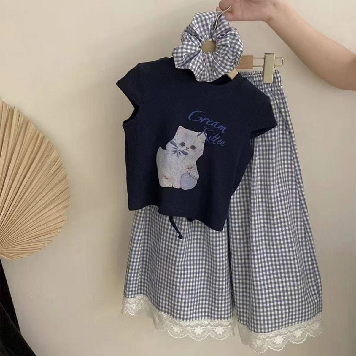 ชุดเซตลูกสาวพิมลายน้องแมว หลังผูกน่ารักแถมผ้ามัดผม  ขนาด 100-160