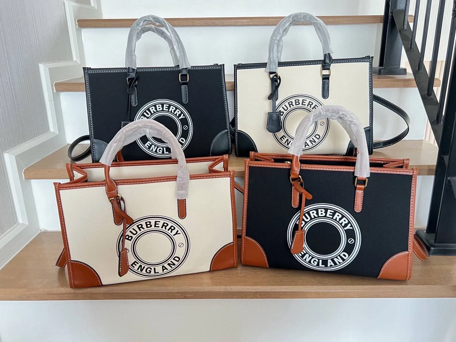 กระเป๋าสะพายไหล่ Burberry ขนาด 13.5 นิ้ว