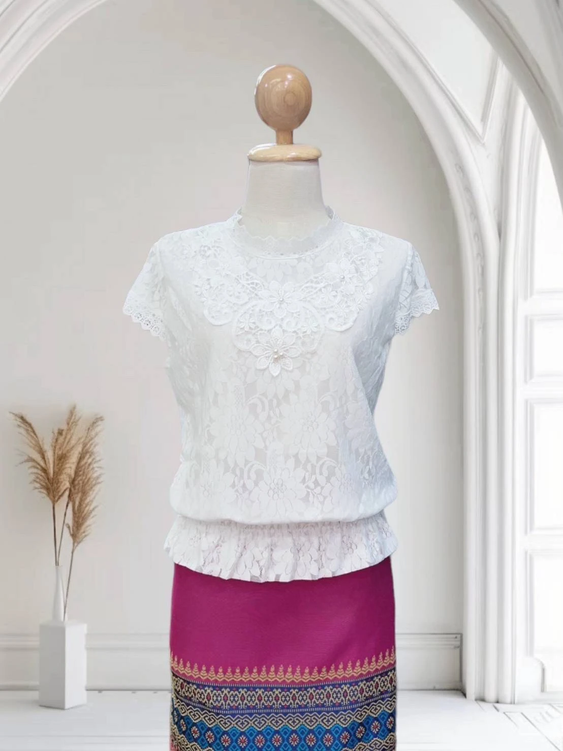 เสื้อลูกไม้คอกลมแขนสั้นสีขาว รอบอก 40-42