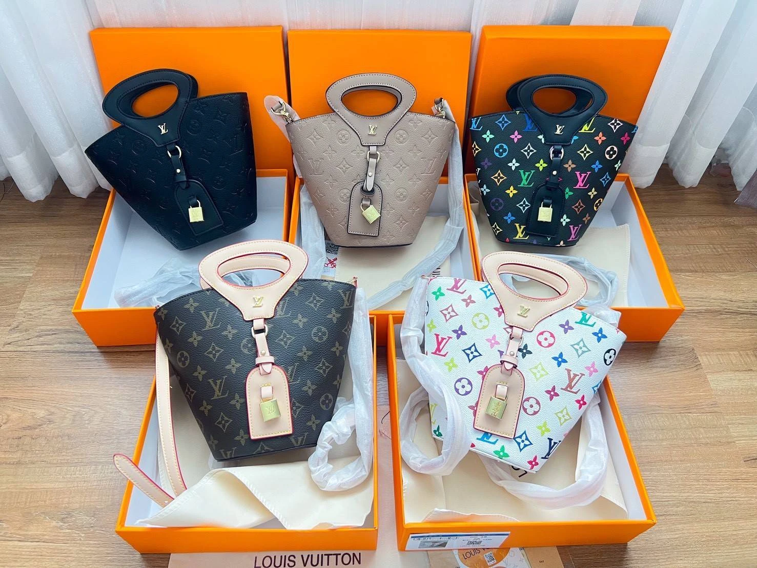 กระเป๋าสะพายทรง v แบรนด์หลุยส์ ขนาด 7 สูง 7.5 นิ้ว