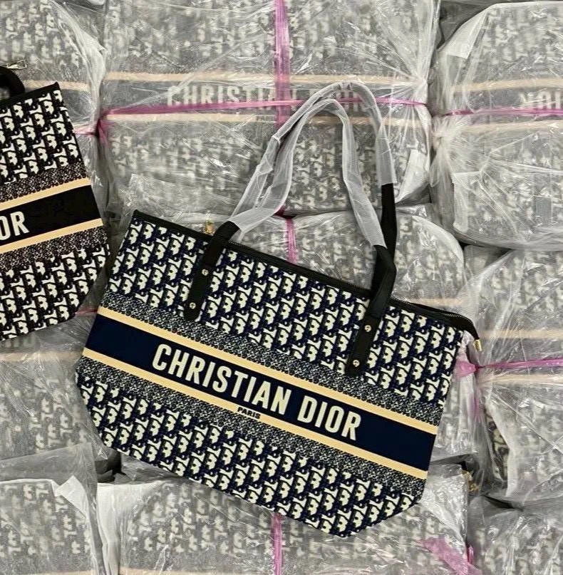 กระเป๋าถือ christian dior รุ่นลิมิเต็ต