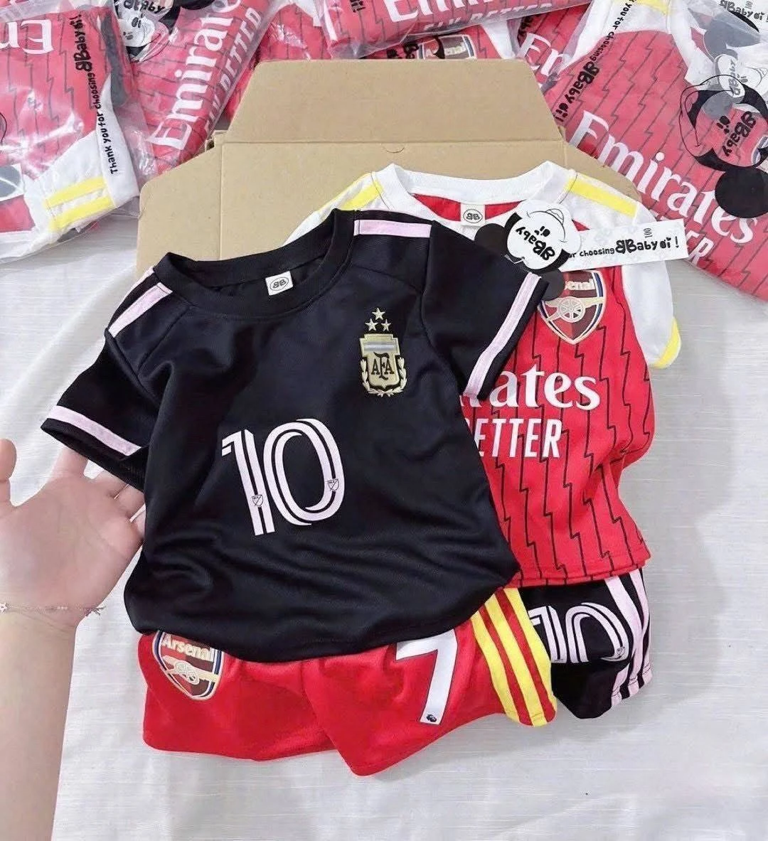 ชุดกีฬาลูกชาย ขนาด 100-160 มี 2 สี ดำ แดง