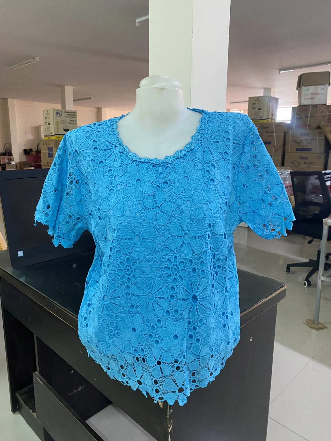 เสื้อลูกไม้คอกลมสีฟ้า ใส่ไปทำบุญ มีซับใน อก 44-46