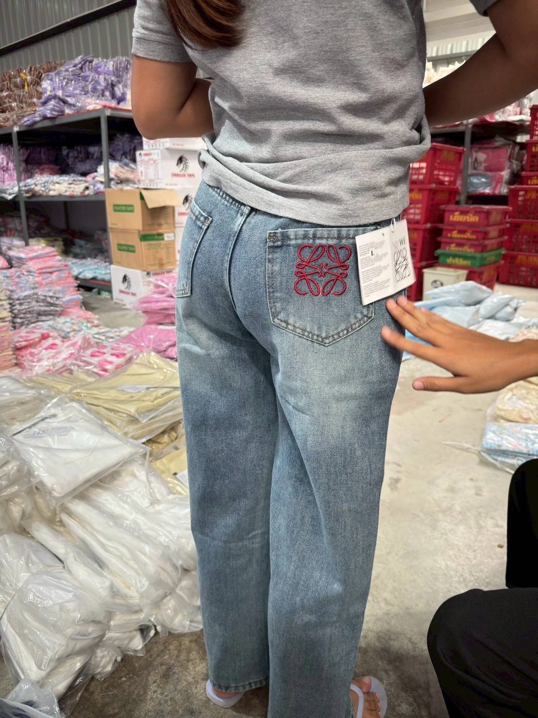 กางเกงยีนส์ Loewe งานปักกระเป๋า