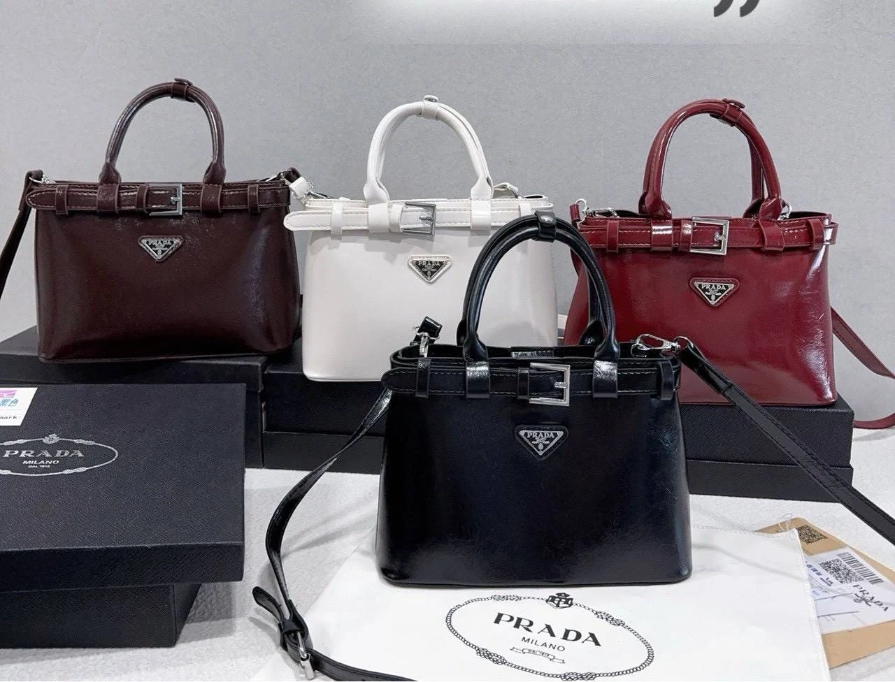 กระเป๋าถือ Prada สะพายได้ ขนาด 9 นิ้ว