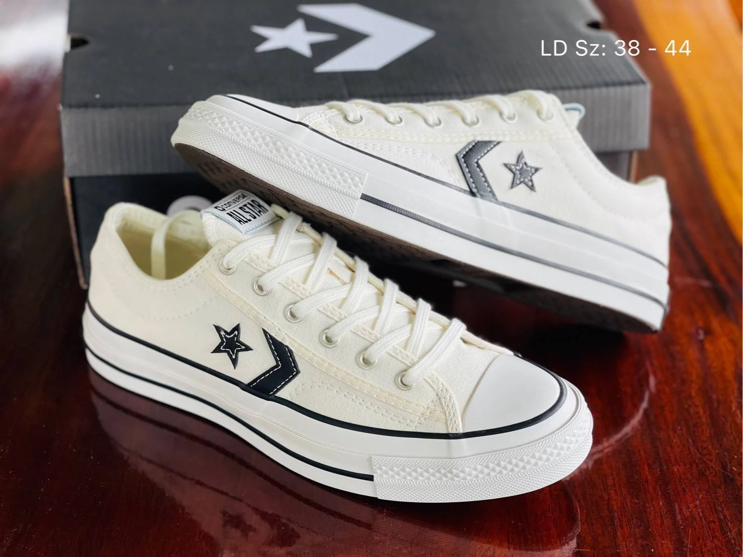 รองเท้าผ้าใบ CONVERSE พร้อมกล่อง