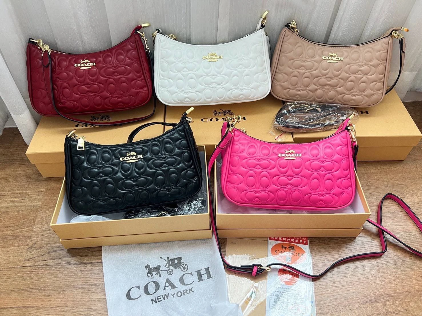 กระเป๋าถือ Coach ทรงบอดี้ ขนาด 8 นิ้ว มี 5 สี