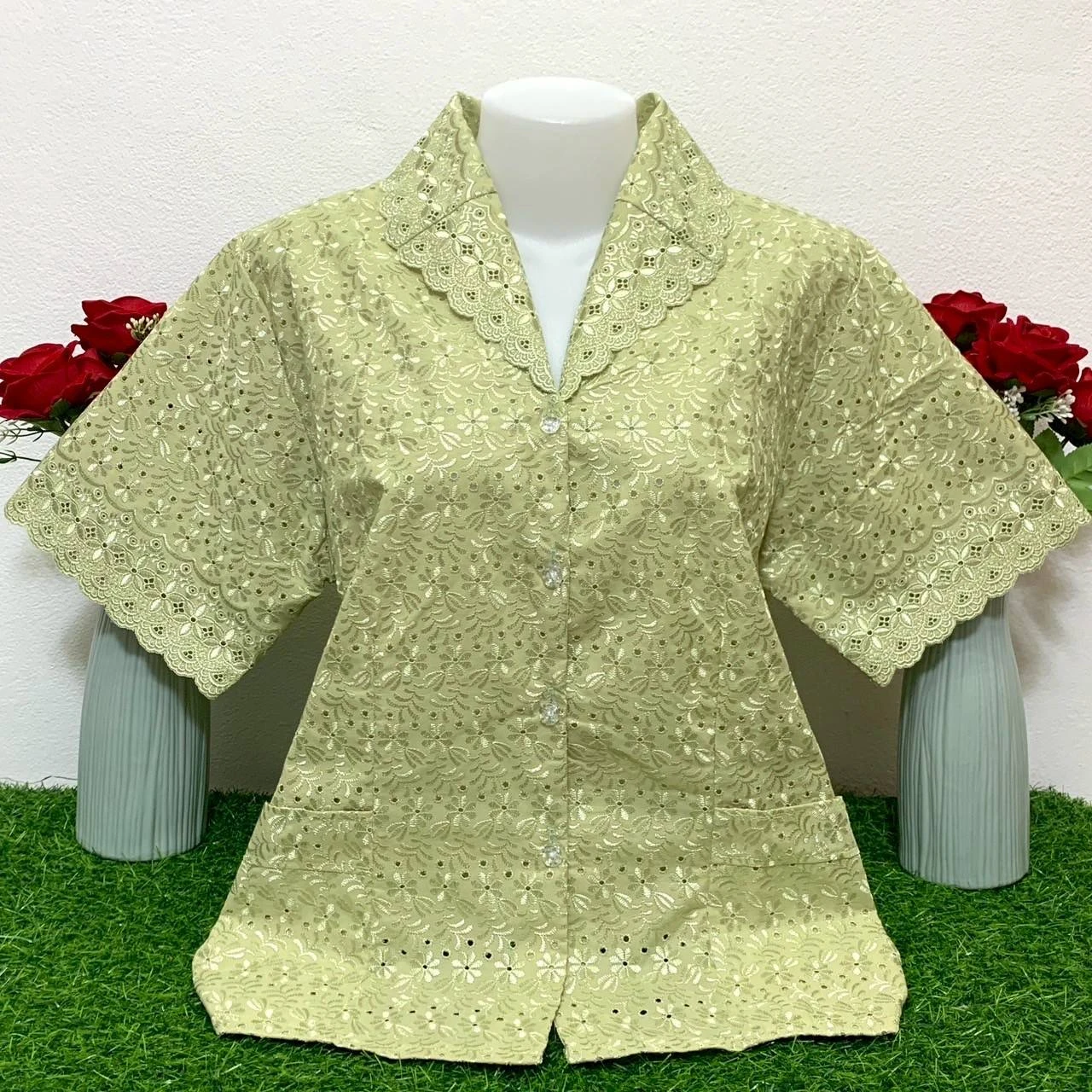 เสื้อลูกไม้คอวีเขียว แขนสั้น อก 42-48