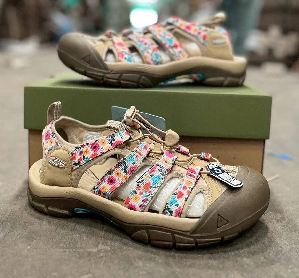 รองเท้าผ้าใบKeen ขนาด 36-45 พร้อมกล่องอุปกรณ์