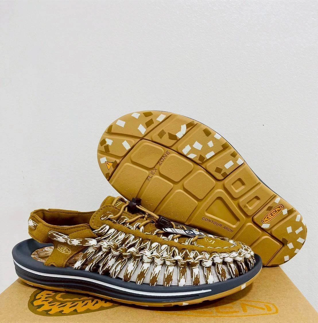 รองเท้าผ้าใบ Keen พร้อมกล่อง