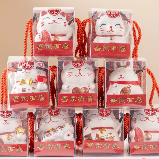 แมวกวักเวเฟอร์เป็นกระปุกออมสินได้ มีขนมด้านใน 8–10 ชิ้น