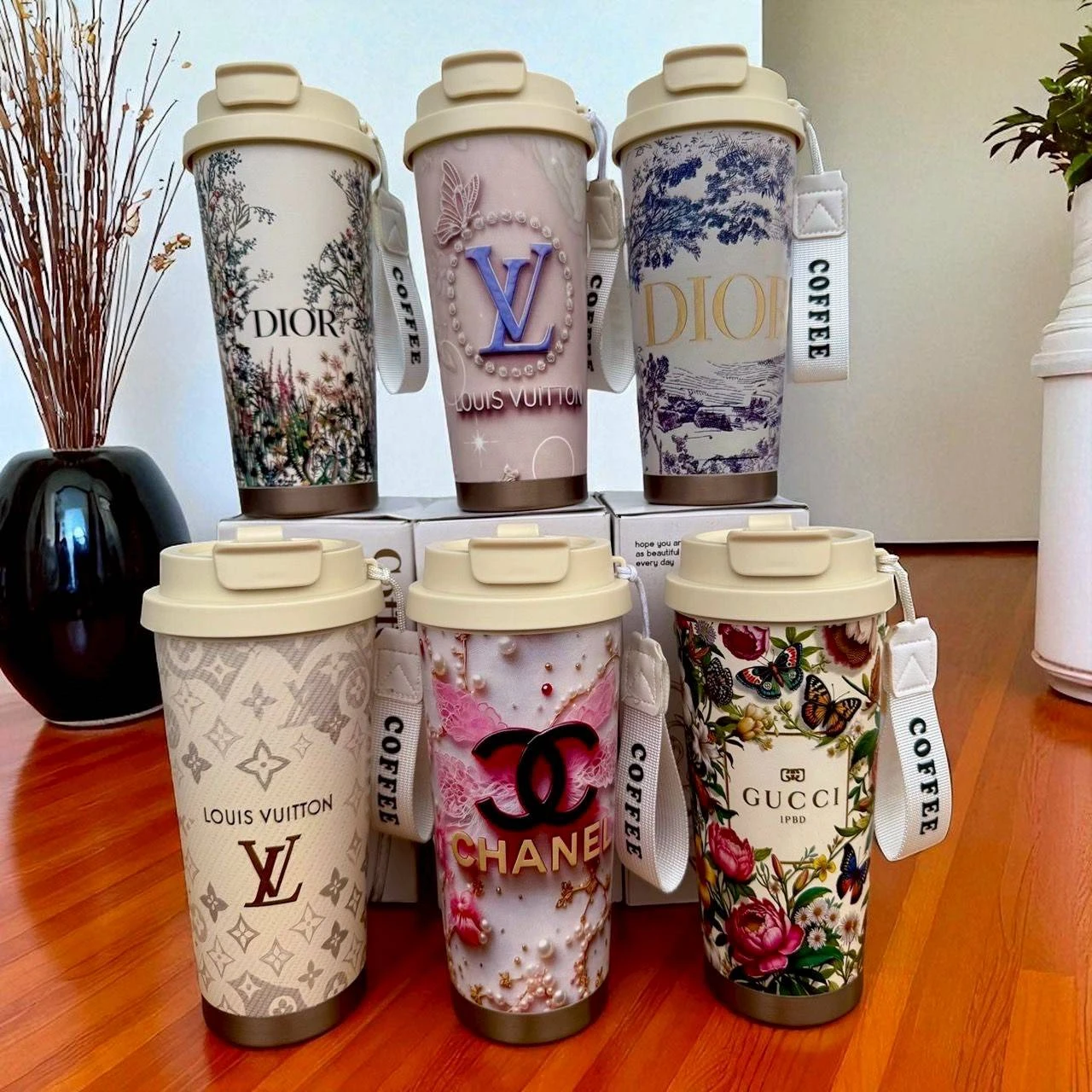 แก้วน้ำลายแบรนด์ dior เก็บร้อนเย็นได้มีหลอดในตัว