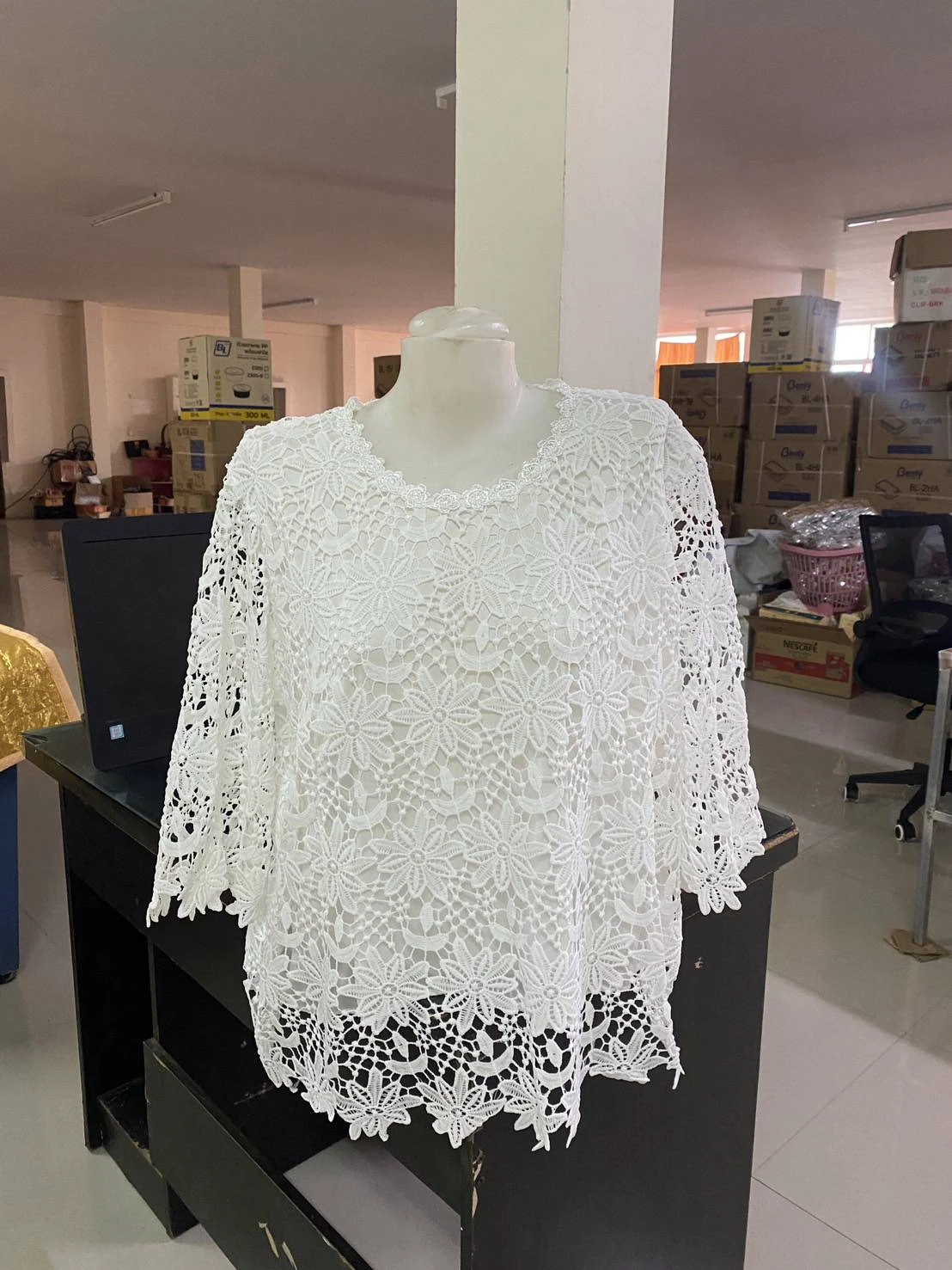 เสื้อลูกไม้คอกลมขาวมีซับใน ใส่ไปทำบุญ งานแต่ง อก 46-48