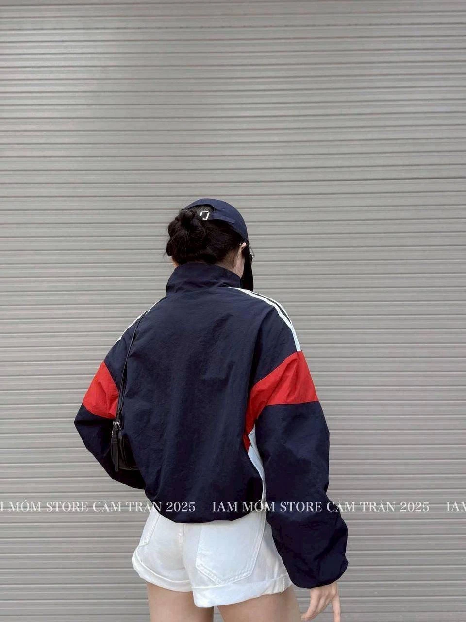 เสื้อแขนยาวผ้าร่มปักโลโก้ มีซิปหน้า