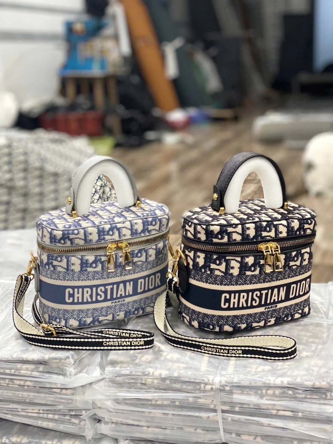 กระเป๋าถือแบรนด์ christian dior รุ่นลิมิเต้ต มีสีเทาและน้ำเงิน