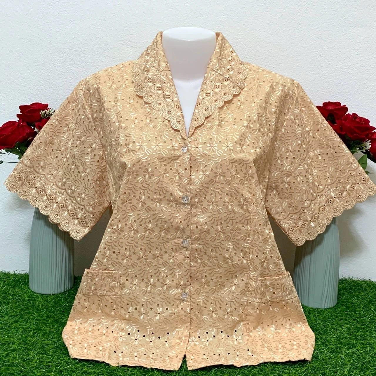 เสื้อลูกไม้คอวีน้ำตาล แขนสั้น อก 42-48