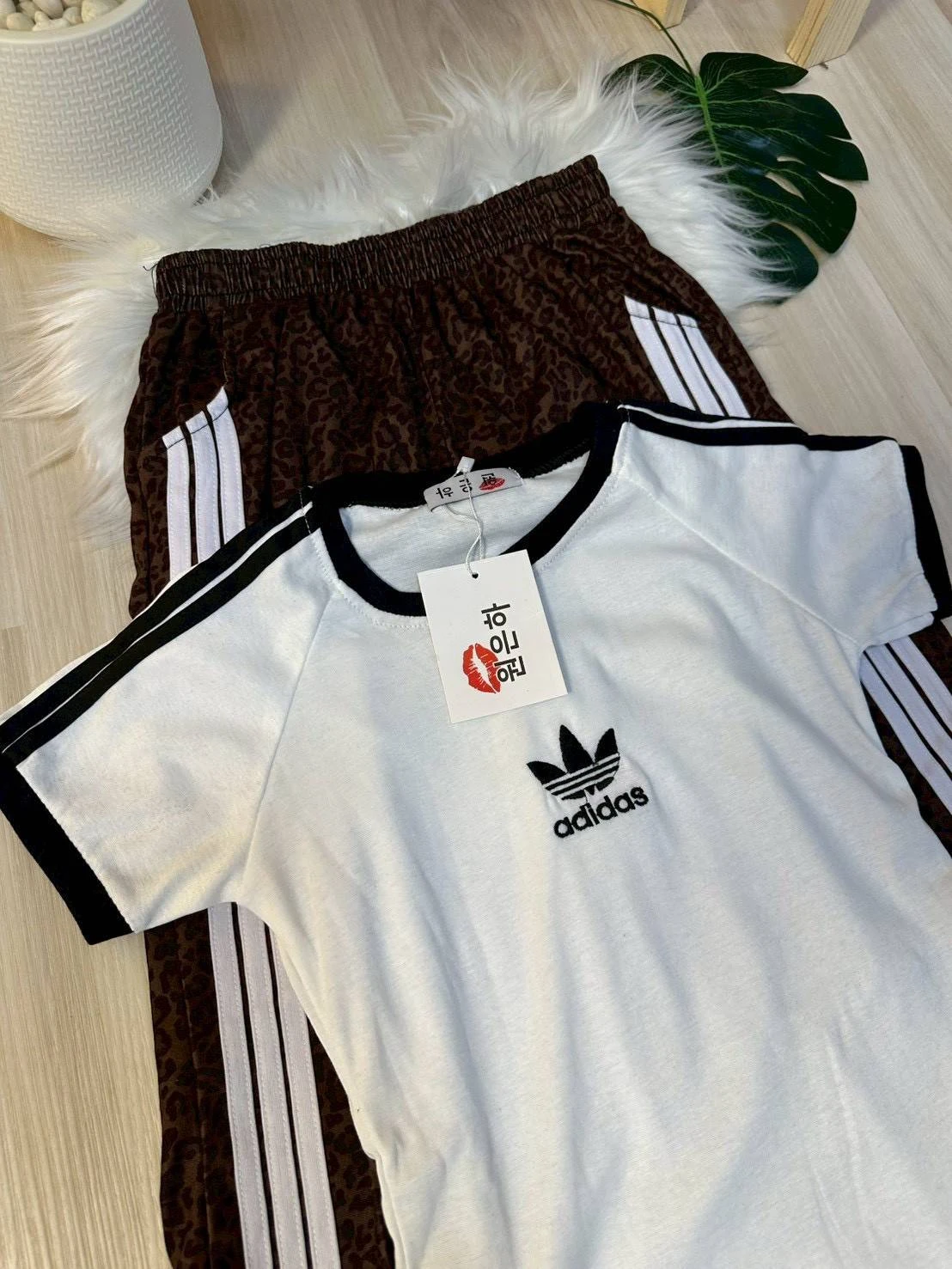 ชุดเซต2 ชิ้น เสื้ออดิดาสแต่งแถบ กางเกงขายาว ลายเสือ